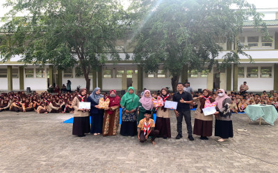 PEMBAGIAN HADIAH KULTUM TERBAIK DALAM KEGIATAN YASINAN JUMAT